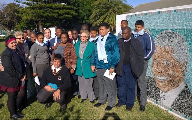 Burgemeester Nicolette Botha-Guthrie en rolspelers in die Overstrandse Junior Stadsraad staan hier by die mosaiek-uitbeelding van wyle President Nelson Mandela, wat vandag (Vrydag 18 Julie 2014) by die munispale kantore in Hermanus onthul is.